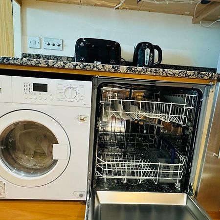 Modern 2Bed 2Bath Apartment Canary Wharf - Upto 5 Person ロンドン エクステリア 写真