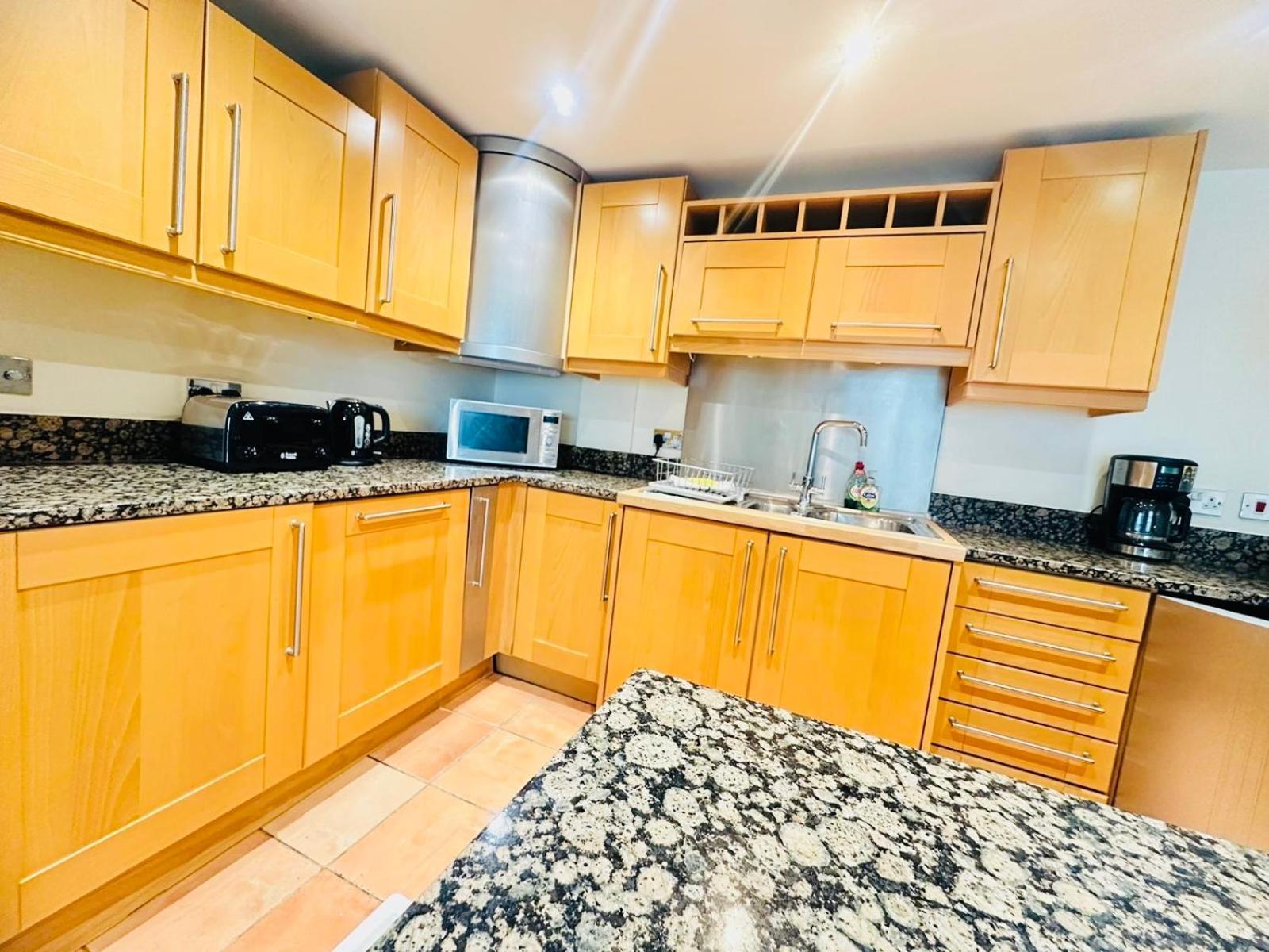 Modern 2Bed 2Bath Apartment Canary Wharf - Upto 5 Person ロンドン エクステリア 写真