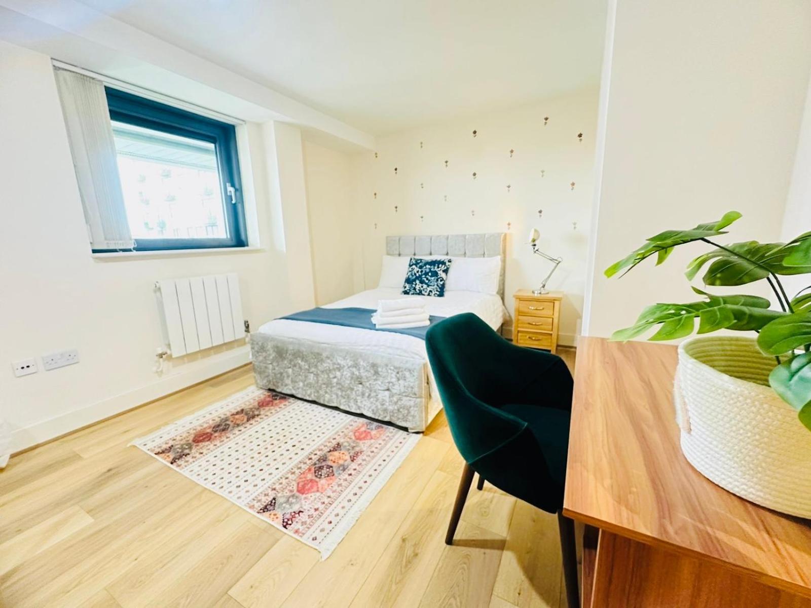 Modern 2Bed 2Bath Apartment Canary Wharf - Upto 5 Person ロンドン エクステリア 写真
