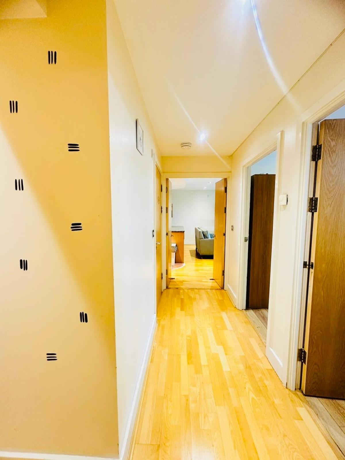 Modern 2Bed 2Bath Apartment Canary Wharf - Upto 5 Person ロンドン エクステリア 写真