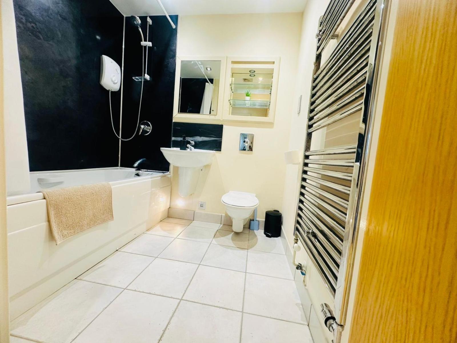 Modern 2Bed 2Bath Apartment Canary Wharf - Upto 5 Person ロンドン エクステリア 写真