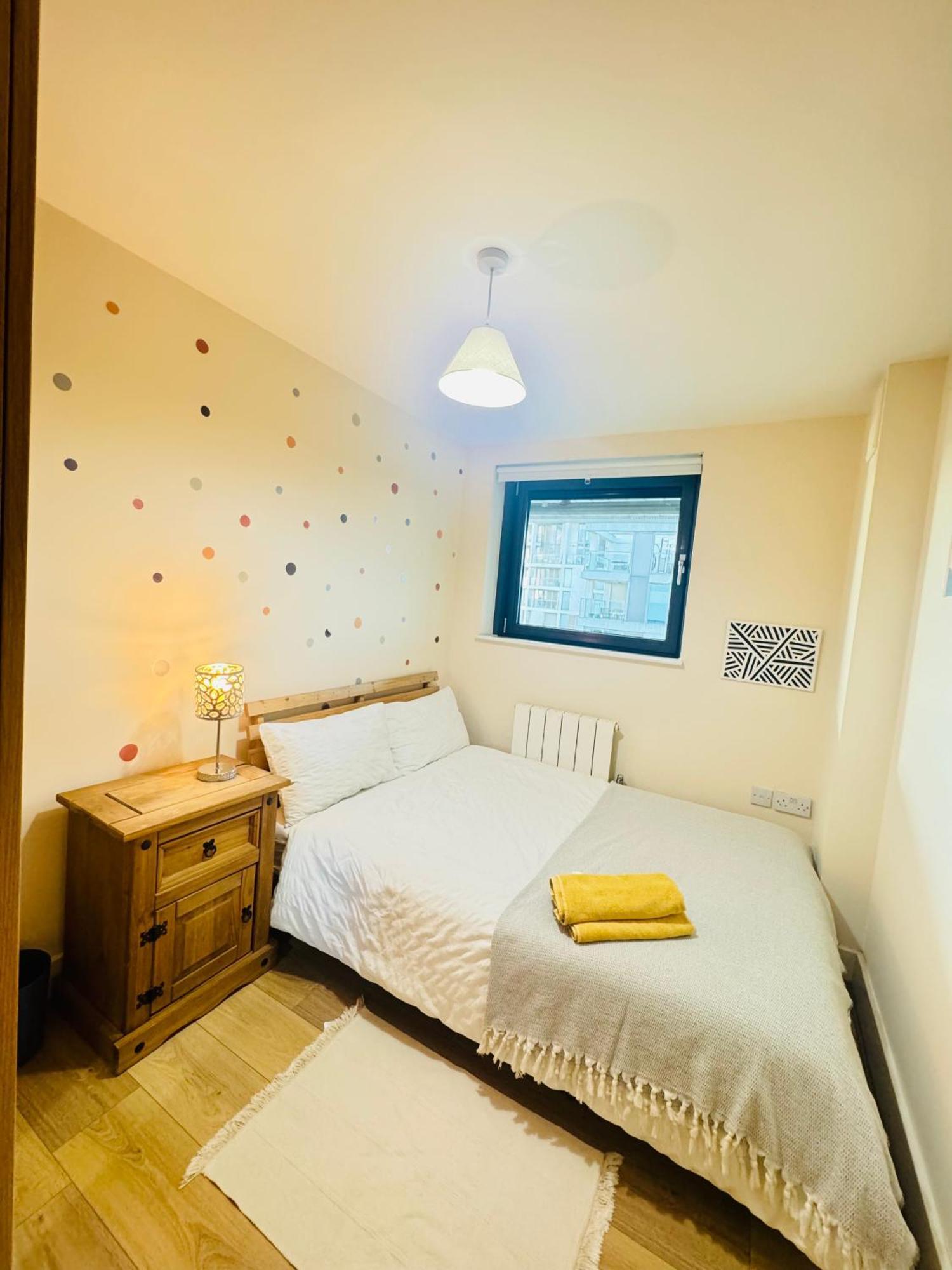 Modern 2Bed 2Bath Apartment Canary Wharf - Upto 5 Person ロンドン エクステリア 写真