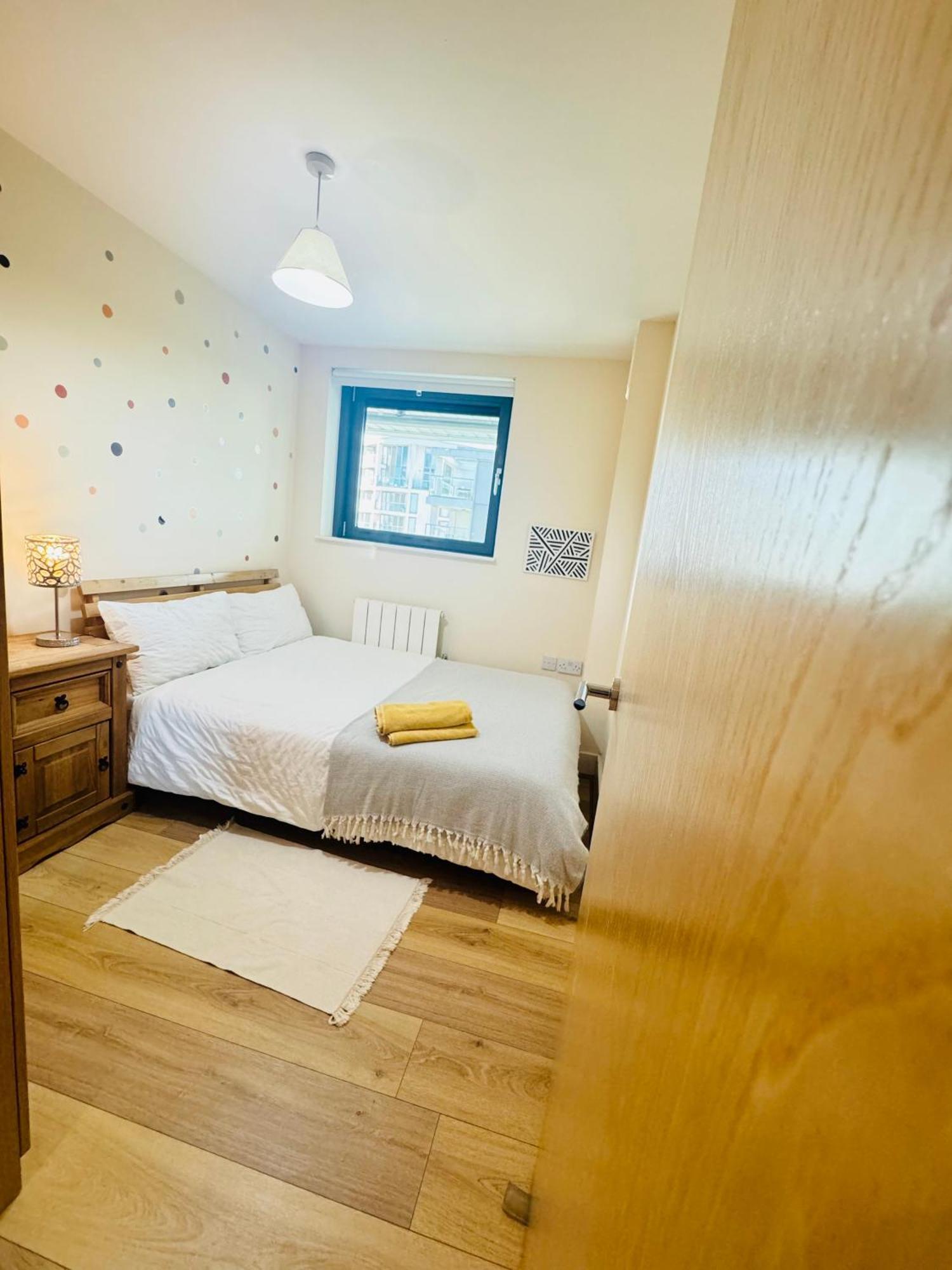 Modern 2Bed 2Bath Apartment Canary Wharf - Upto 5 Person ロンドン エクステリア 写真